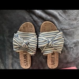 ******Never worn*****Bow slides*****